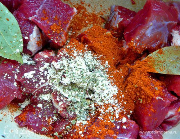 Добавить соль,перец,любимые специи и травы.Перемешать хорошо.Я использовала чайную ложку молотой паприки,сухой молотый чеснок,майоран,тимьян.