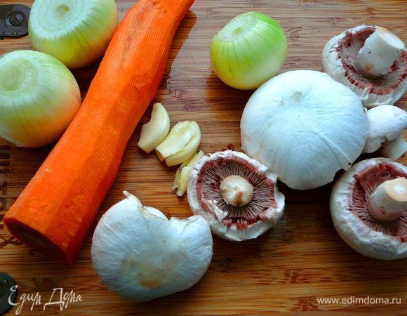 Лук,грибы и морковь очистить.