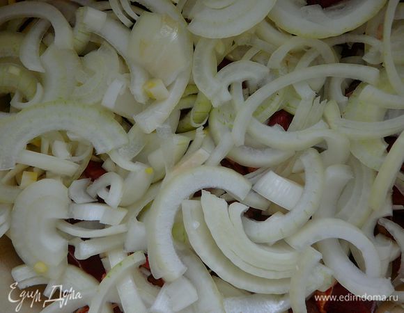 Лук нарезать полукольцами или четверть кольцами.Уложить на мясо.