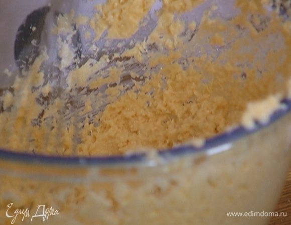 Предварительно размягченное сливочное масло соединить с коричневым сахаром и взбить миксером в однородную массу.