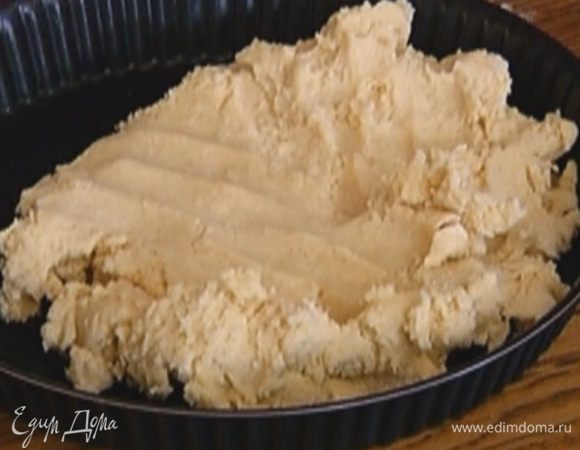 Всыпать пшеничную муку, посолить и вымешать тесто.