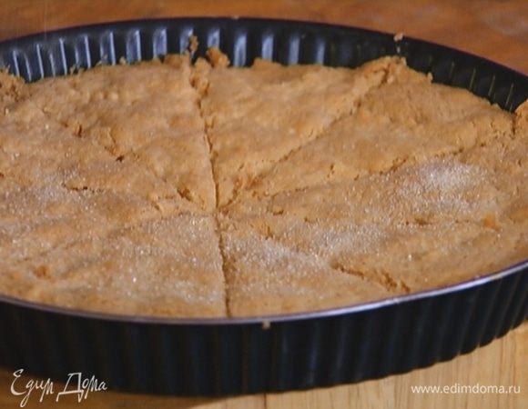 Горячее печенье присыпать сахаром.