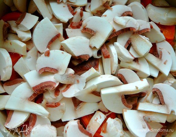 Грибы пластинками.Уложить на морковь.