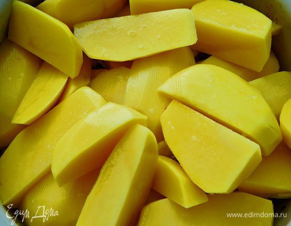 Картофель очистить и нарезать на 4 части.Посолить картофель,перемешать и выложить на овощи.