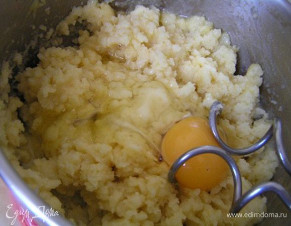 Снять с огня и по одному добавить в тесто яйца, тщательно вымешивая после каждой добавки... 