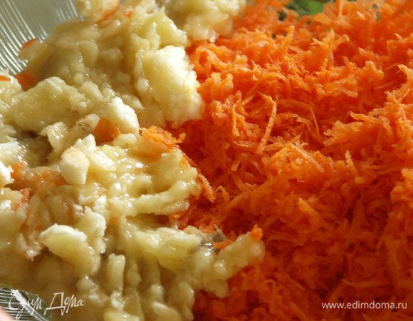 Размятую мякоть банана и тёртую морковь...