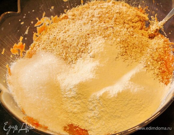 Добавить сахар,муку и орехи(по желанию пряности).
