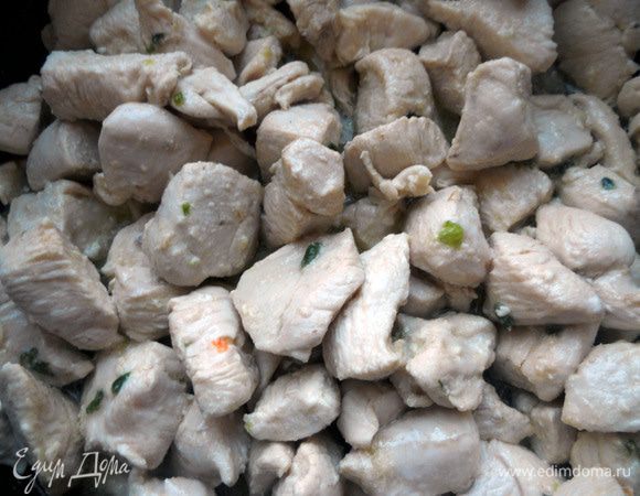 Куриное филе промыть, обсушить и нарезать средними кусками. Переложить в ту же сковороду, огонь увеличить и обжаривать минут 7-10, помешивая, пока мясо не побелеет. 