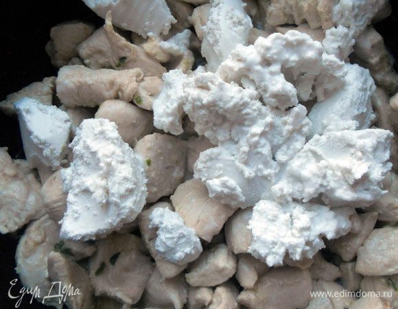 Добавить кокосовое молоко (только "мякоть", лишнюю жидкость слить), уменьшить огонь и томить курицу под крышкой около 10 минут, либо чуть дольше - мясо должно стать мягким.  