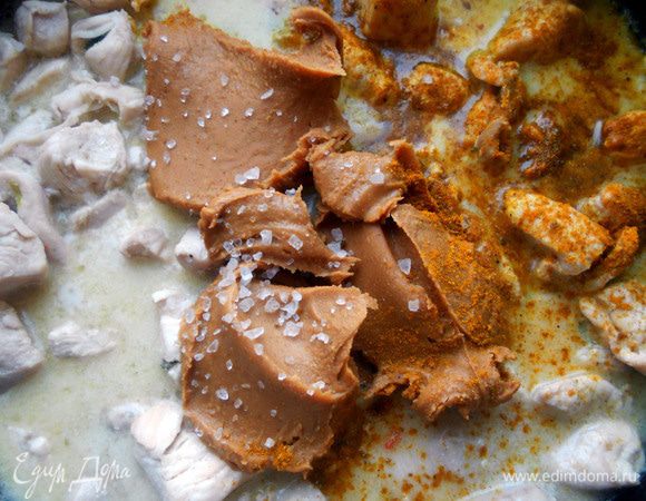 Добавить арахисовую пасту, карри и при необходимости соль ***пряности, паста и зелень и так соленость придают***, размешать. 