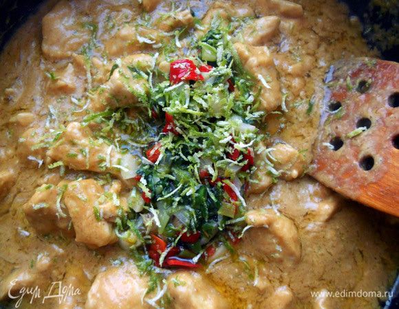 Вернуть чеснок, лук и перец, добавить цедру и сок лайма, размешать и оставить еще минут на 5. На этом этапе можно плеснуть немного (буквально ложку) арахисового масла, ну а если нет - оливковое масло EV, впрочем, можно и без этого штриха обойтись. Получится вкусное, сытное, достаточно острое (можно уменьшить количество специй) блюдо! Идеально с рисом, особенно сорта "жасмин". Перед подачей присыпать оставшимся луком и петрушкой. 