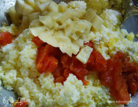 Добавим мелко нарезанные курагу и банан,немного сахарной пудры.