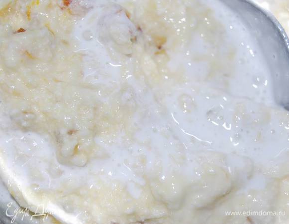 Белок взобьем с сахарной пудрой,добавив несколько капель лимонного сока. Вмешаем к творожно-кокосовой массе.