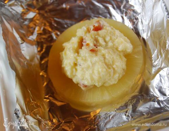 Так как пробный десерт был эгоистичным,я выложила его одиноко на фольгу в маленькую форму таким образом. Сверху кольца ананаса- столовая ложка с горкой наполнителя. Не делайте его слишком жидким- не обязательно добавлять весь взбитый белок - у меня осталось его около трети.