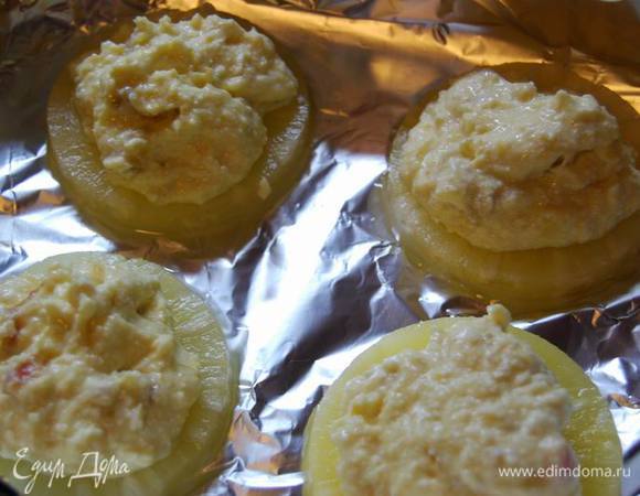 Нет,вы только не подумайте, что я такая эгоистка!:) Это же я только пробовала, а пока писала рецепт,поставила в духовку "промышленную" партию из еще 4 ананасовых колечек. Ведь скоро приедет муж и я вместе с ним еще раз встречу "Февраль",который оказался очень вкусным!:) 