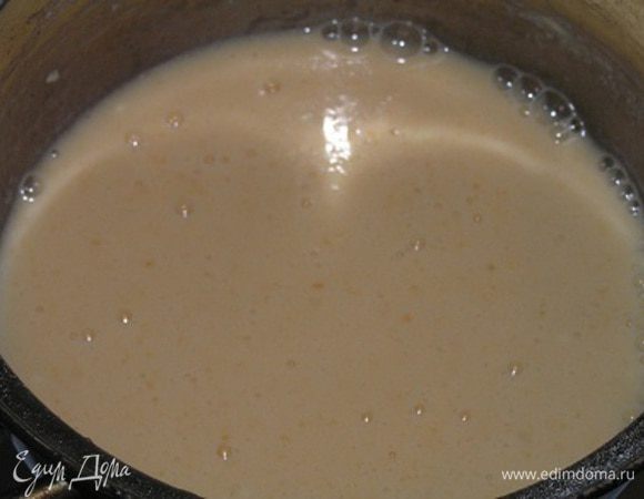 быстро перемешать, продолжая нагревать смесь, постоянно помешивая лопаточкой,