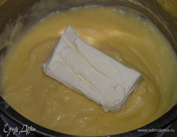 немного остудить и добавить сливочное масло,