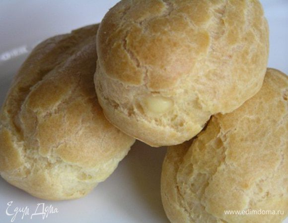 Выложить крем в кулинарный шприц и заполнить эклеры, сделав сбоку небольшой надрез.