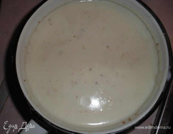 Готовим соус бешамель: на сковороде растапливаем сливочное масло, добавляем муку, пару минут прожариваем. По-немногу наливаем молоко, постоянно помешивая венчиком, что-бв не было комков. Доводим до кипения и варим 2-3 минуты. Соус получается средней густоты, так и надо, потому-что в духовке он еще более загустеет.
