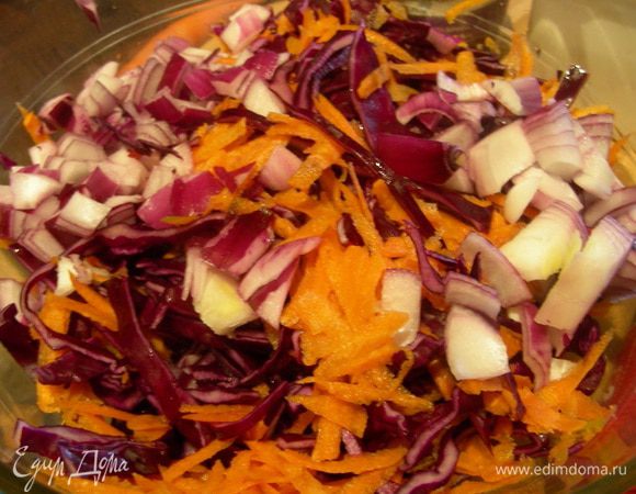 Шинкуем капусту, морковь (я ее потерла на терке, на корейской будет вообще здорово) и лук. Выкладываем их в салатницу. Немного мнем капусту руками, чтобы она была более сочная.
