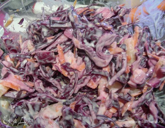 Заправляем наш салат и отправляем в холодильник на 2 часа.
