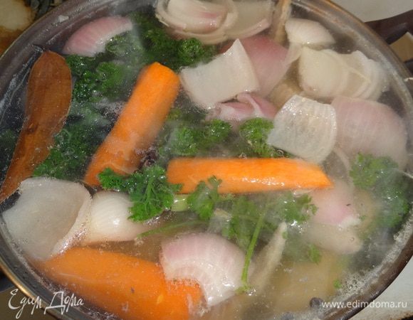 Поставить кастрюлю с водой на огонь, выложить курицу и лук и довести до кипения.Добавить оставшиесия ингртидинеты,накрыть крышкой и варить на медленном огне 3 часа.