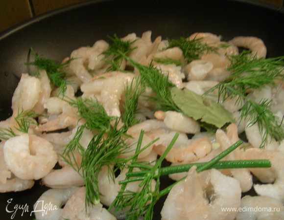 Креветки отвариваем минуты 3-5, добавив сок лимона, лавровый лист, черный перец, укроп. При необходимости чистим.
