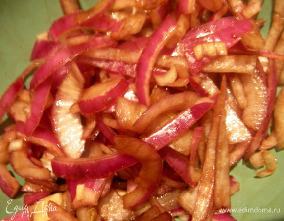 Я лук замариновала в бальзамической уксусе минут на 30 (это опционно).
