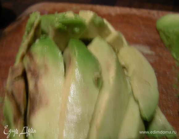 Салат моем, сушим, авокадо режем полосками и сбрызгиваем лимонным соком.
