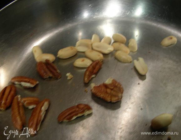 Орехи обжариваем на сухой сковороде. (У меня муж не любит арахис, поэтому для него я делала с орехами пекан).
