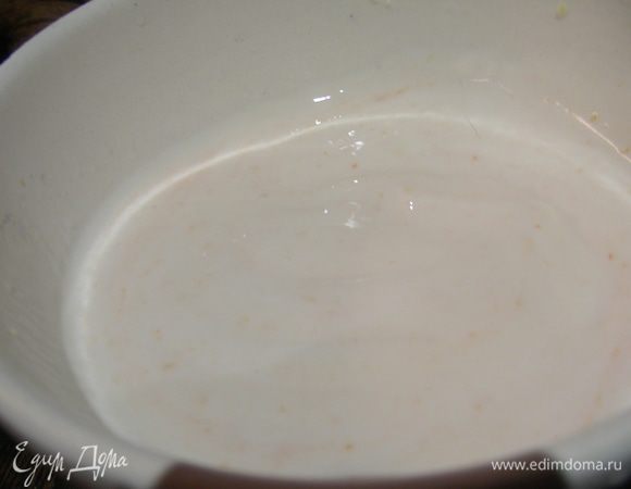 Для заправки смешиваем майонез (или йогурт), кетчуп, лимонный сок, чеснок, соль, перец по вкусу.
