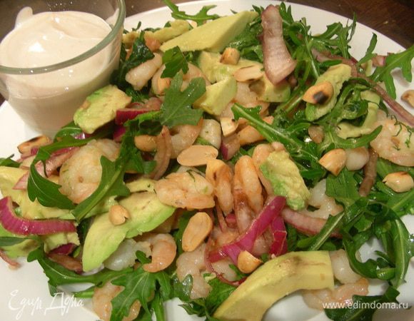 Смешиваем лук, авокадо и креветки. Выкладываем листья салата на тарелку, сверху наш салат (можно его заранее заправить, а можно оставить каждому это сделать самому) + заправка. Посыпаем арахисом и подаем. Приятного аппетита))