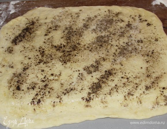 Смазываем маслом.Посыпаем ванильным сахаром и корицей.