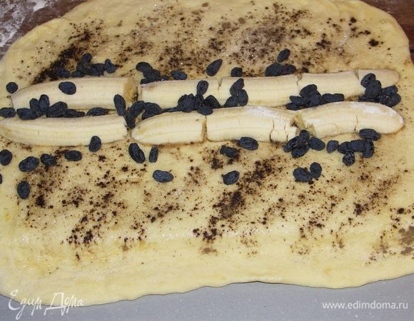 Бананы режем вдоль пополам.И формируем рулет..один слой бананы-изюм..