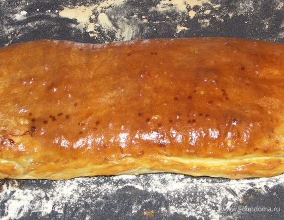 Выпекаем в разогретой(180С) духовке примерно 20-30 мин.За пять мин.до готовности можно смазать рулет желтком немного разбавленным водой.