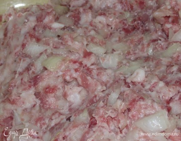 Лук порезать кубиками и смешать с фаршем