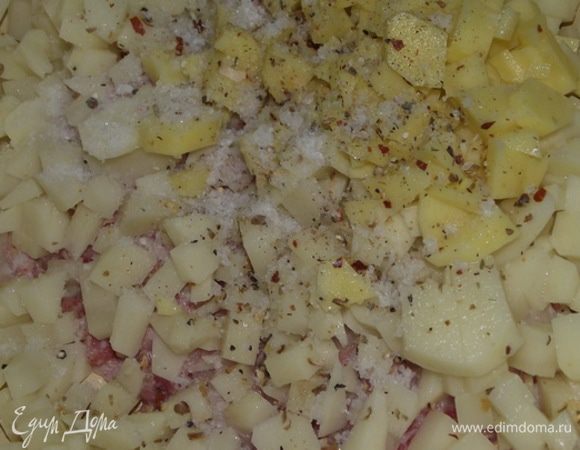 Картофель нарезать кубиками и добавить в фарш.Посолить,поперчить 