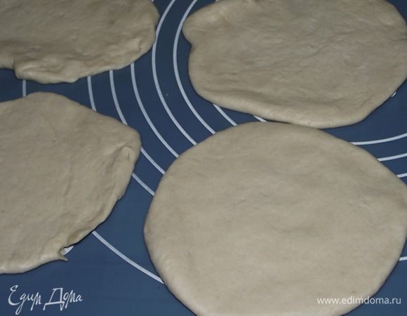 Каждый кусок раскатать в лепешку 