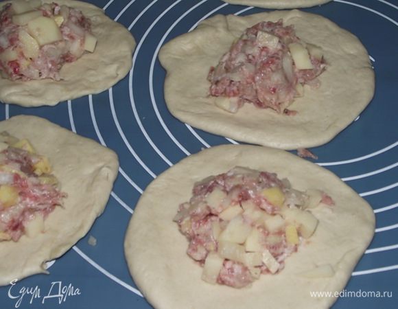 На каждую лепешку распределить фарш 