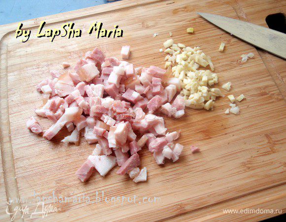 Грудинку (бекон или ветчину) мелко порезать, измельчить зубчик чеснока.