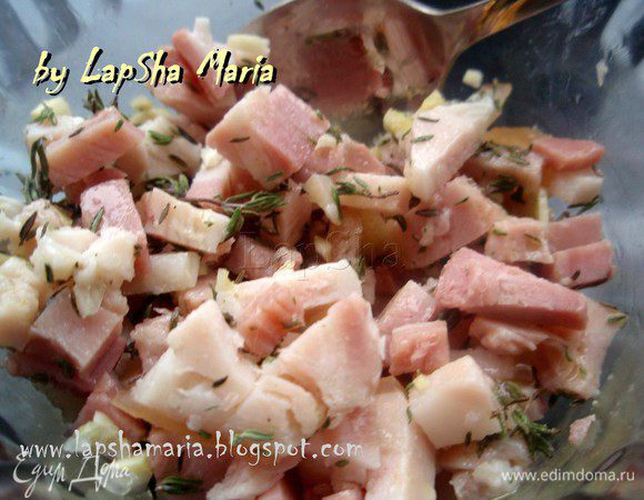 Смешать в мисочке чеснок, грудинку, тимьян (у меня сушеные веточки были), оливковое масло. 