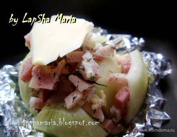 Нашпиговать между слоями луковицы половиной нашей начинки. Сверху положить кусочек сливочного масла. 