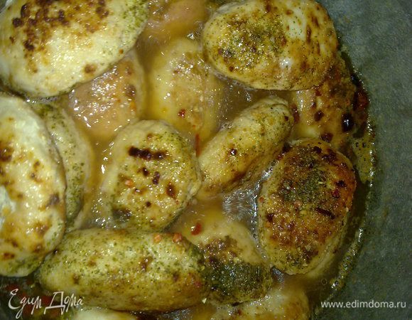 Котлетки в кастрюльке заливаем холодной водой, до середины котлетки и тушим еще минут 15 - 20. Можно в подливу добавить любимые специи.