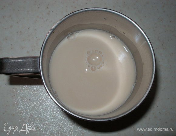 В 1/2 стакана теплой воды развести дрожжи.