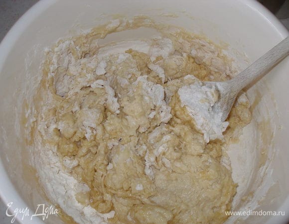 Муку просеять, добавить разведенные дрожжи, смесь воды-яйца-лимона-сахара-соли и растопленное масло. Если нужно, добавить 2-3 ст.л. муки.