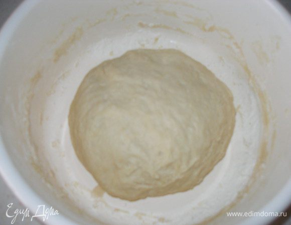 Вымешивать тесто 8-10 мин. (не менее), оно должно легко отставать от рук.
Накрыть полотенцем и поставить в теплое место на 30 мин.