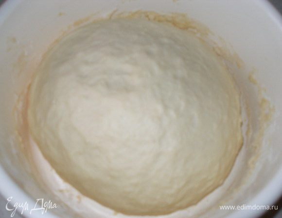 Еще раз обминаем тесто и оставляем на 10 мин.