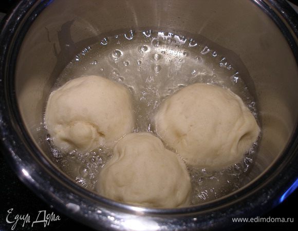 Обжариваем пончики в подсолнечном масле с обеих сторон. Масла должно быть примерно столько, чтобы ее уровень достигал середины пончика или чуть ниже (тогда пончики получатся с белой полосочкой посередине).