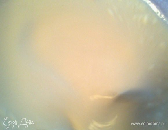 Разводим дрожжи в тёплом молоке с сахаром-солью и небольшим количеством муки.