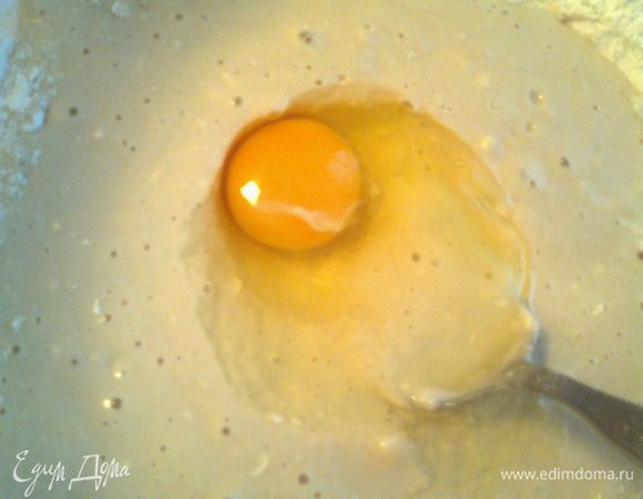 Через 15-20 минут добавляем яйцо,мягкий маргарин,масло и остальную муку.